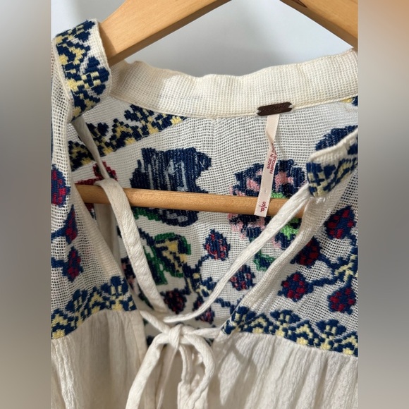 Free People Blouse Women White Vivid Floral Embroidered Atlas Clouds Boho Hippie - Picture 8 of 8